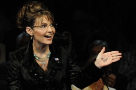 Sarah Palinová ukazuje pozdrav matce, který si napsala na dlaň.