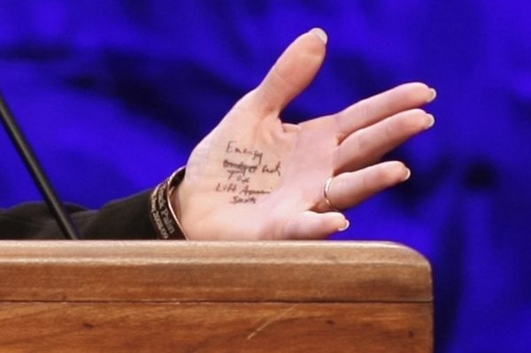 Média odhalila, že Sarah Palinová si udělala na dlaň poznámky.