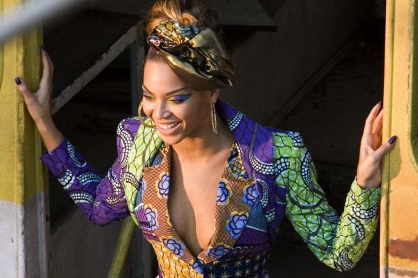 Zpěvačka Beyoncé natáčí videoklip v chudinské čtvrti Ria de Janeira.