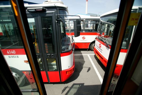 Autobusy o sebe jen zavadily, přesto se jeden člověk těžce zranil.