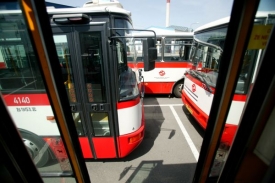 Autobusy o sebe jen zavadily, přesto se jeden člověk těžce zranil.