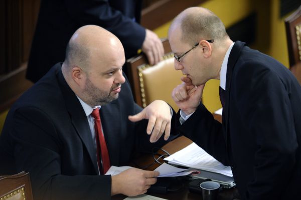Ministr vnitra Martin Pecina hovoří s Bohuslavem Sobotkou (ČSSD).