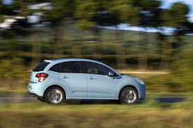Na silnici Citro&euml;n C3 nepřesvědč&iacute; ř&iacute;zen&iacute;m, ale komfortn&iacute;m podvozkem.