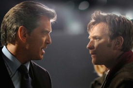 Pierce Brosnan a Ewan McGregor ve filmu The Ghost Writer.
