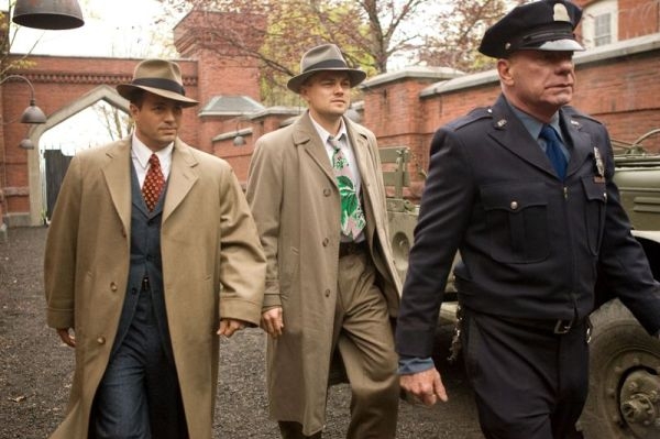 Mark Ruffalo a Leonardo DiCaprio ve filmu Prokletý ostrov.