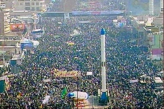 Masovou účast na provládní manifestaci prý podpořil slib občerstvení.