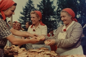 I ženy v Rudé záři nad Kladnem přiloží ruku k dílu.