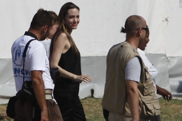 Angelina Jolie navštívila raněné po zemětřesení na Haiti.