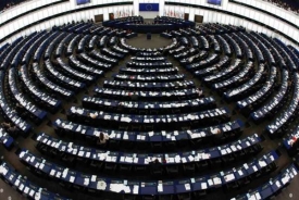 Europoslancům se nelíbí, že je ministři obešli.