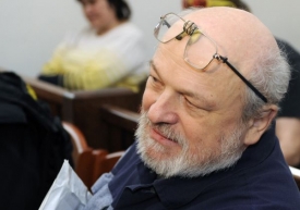 Roubal by chtěl lepší punčochy s krajkou.