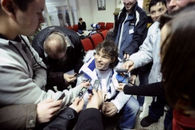 Jaromír Jágr v obležení novinářů.