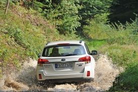 Díky světlé výšce 20 cm se Outback v terénu pohybuje jistě.