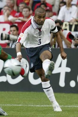 Ashley Cole si zlomil kotník a sezóna pro něj skončila.