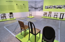 Moravská galerie představuje velké množství židlí.