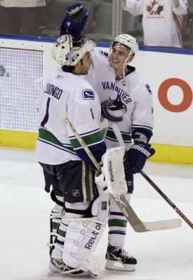 Hrdinové Vancouveru Roberto Luongo (vlevo) a Alexander Burrows.