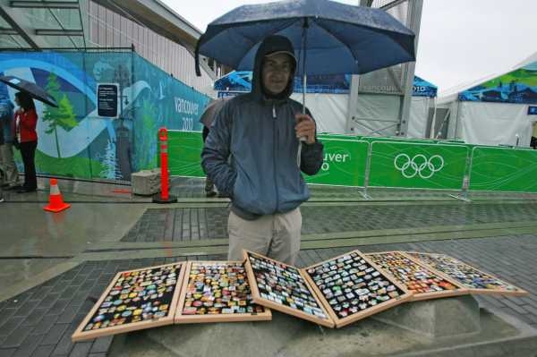 U měniče Stevea můžete získat zajímavé olympijské odznaky.