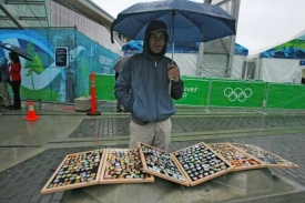 U měniče Stevea můžete získat zajímavé olympijské odznaky.