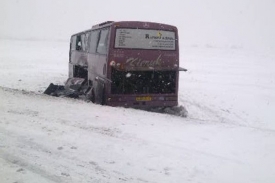 Havarovaný autobus s českými studenty.