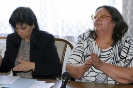 Libuše Bryndová (vpravo) s obhájkyní u soudu.