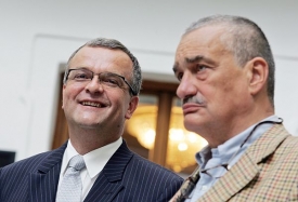 Založili stranu a o peníze nemají nouzi. Exministr financí a zahraničí