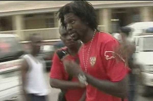 Hvězda Toga Emmanuel Adebayor po útoku separatistů v Angole.