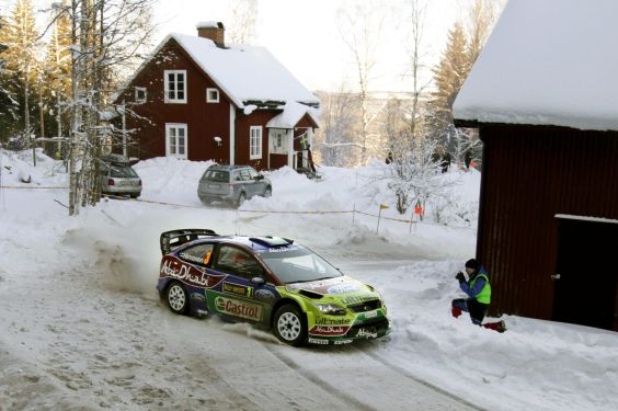Mikko Hirvonen se prohání malebnou severskou krajinou.