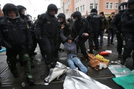 Policie se snaží oba tábory držet odděleně.