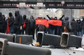 Policie vytlačila anitfašisty z ulice, kterou blokovali.