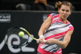 Lucie Šafářová v semifinále proti Flavii Pennettaové.