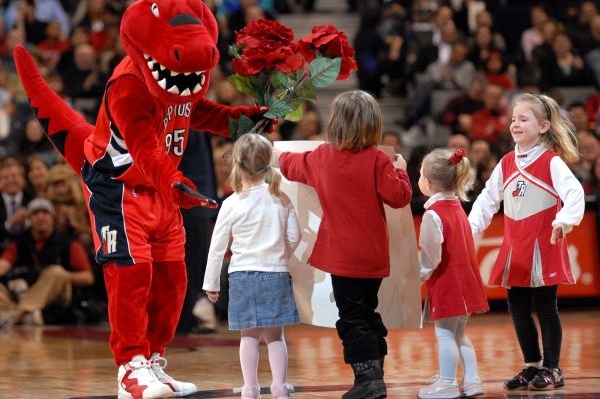 Maskot týmu Detroit Raptors ve své hubenější a mírumilovnější podobě. Maskot týmu Detroit Raptors ve své hubenější a mírumilovnější podobě.