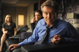 Bývalý britský premiér Adam Lang (Pierce Brosnan).