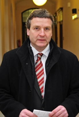 Radovan Novotný skončil kvůli údajné korupci ve vazbě.