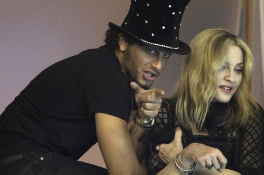 Madonna se svým milencem sleduje karneval.