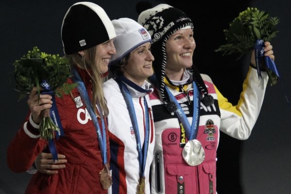 Martina Sáblíková po boku svých soupeřek na stupních vítězů.