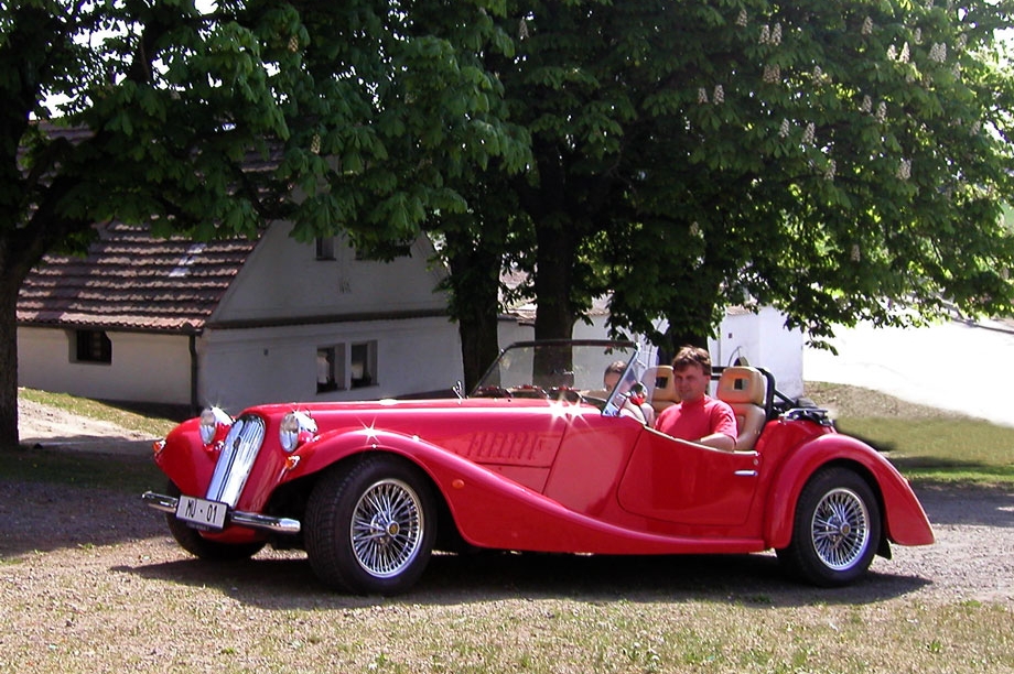 Se šestiválcem od Fordu akceleruje Gordon Roadster na stovku za 5,7 s.