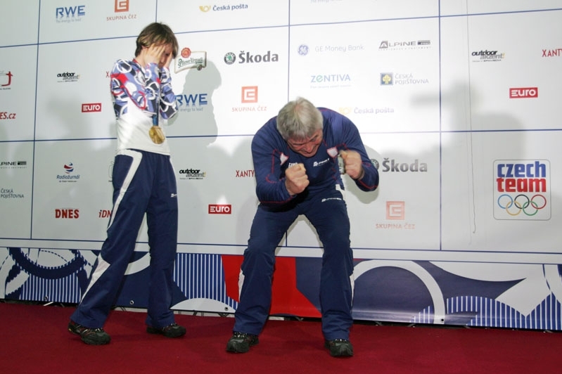 Sáblíková s trenérem Petrem Novákem slaví v Českém olympijském domě.