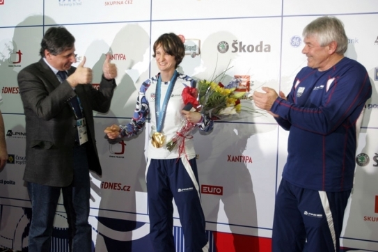 Čerstvé olympijské vítězce přišel poblahopřát i premiér Jan Fischer.