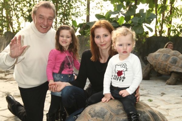 Karel Gott s manželkou Ivanou a dcerami Charlottkou a Nelly Sofií.