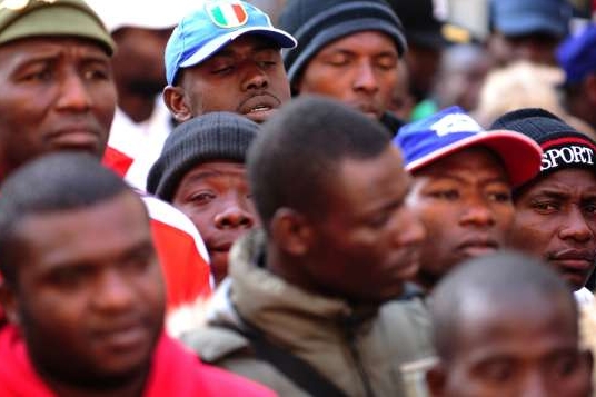Imigranti z Afriky zaplavují Evropu... Demonstrace v Římě. 