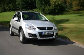 Facelift Suzuki SX4 proběhl tradičně - změnily se světlomety a maska.