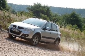 Na polních cestách nemá Suzuki SX4 ani trochu problémy.