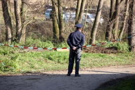 Při z&aacute;sahu sp&aacute;chal Tauchen sebevraždu, jeho ženu postřelili.