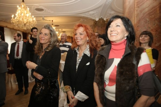 Zpěvačka Marcela Holanová (uprostřed) a Marie Rottrová (vpravo).