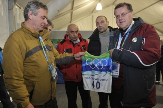 Felix Kumaritašvili, trenér a strýc Nodara, s olympijským číslem. Felix Kumaritašvili, trenér a strýc Nodara, s olympijským číslem.