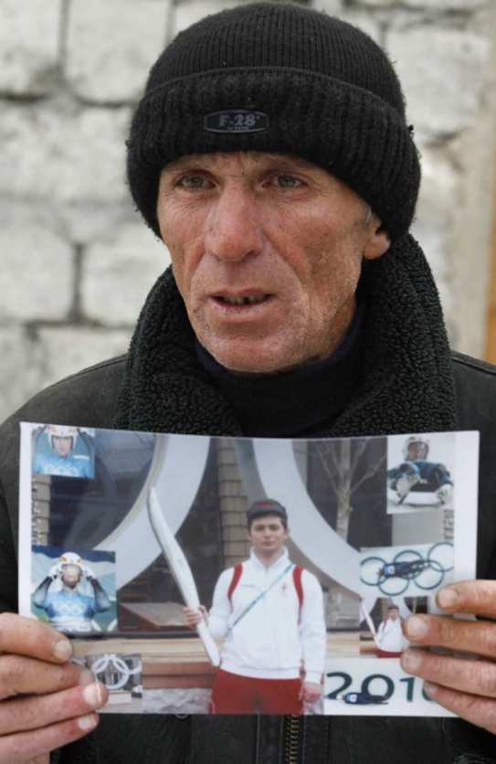 Otec David Kumaritašvili s fotkou svého zesnulého syna. Otec David Kumaritašvili s fotkou svého zesnulého syna.
