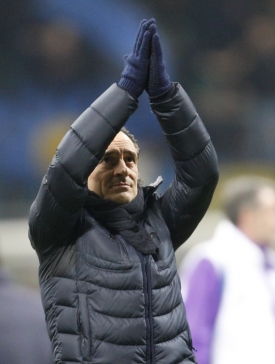 Kouč Fiorentiny Cesare Prandelli se modl&iacute; za lep&scaron;&iacute; v&yacute;sledky.