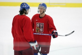 Jaromír Jágr udílí rady Romanovi Červenkovi.