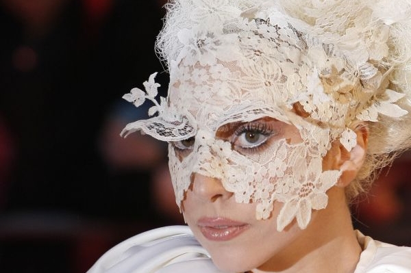 Vždy extravagantní. Lady Gaga při udílení ceny Brit Awards. 