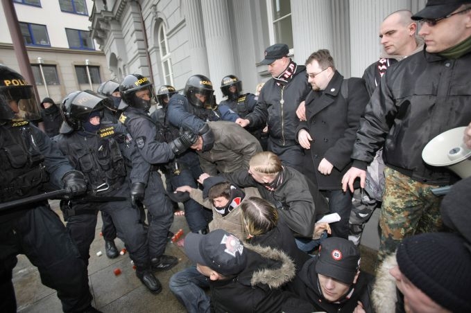 Členy a sympatizanty DS vytlačila od soudu policie. 