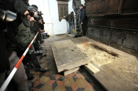 Minikamera spu&scaron;těn&aacute; do hrobek na&scaron;la kostern&iacute; pozůstaky z 18. stol.